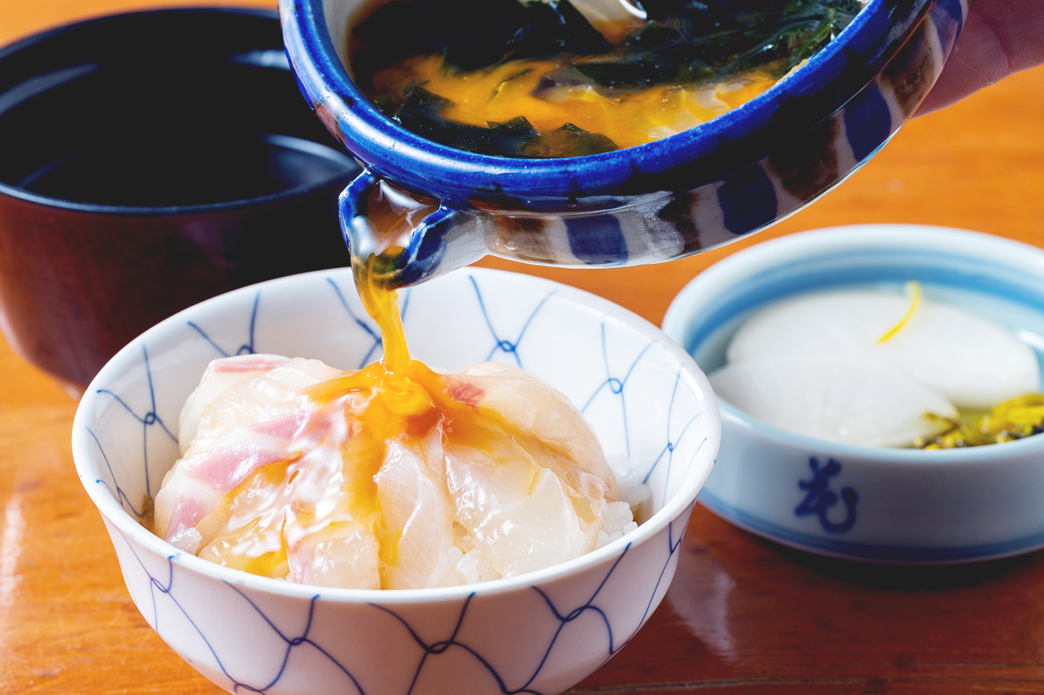 織部掛分草花文三ツ足 刺身鉢揃 5点 老舗料亭 私のツウな魚の食べ方 ――宇和島の有名店 「ほづみ亭」｜ダイニチ